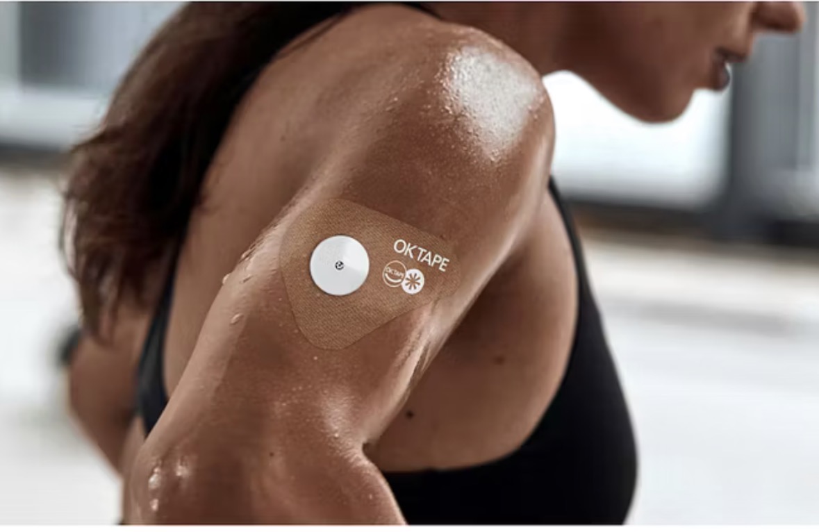 OKTAPE CGM Fixierpflaster am Oberarm einer Sportlerin – hält auch bei Schweiß